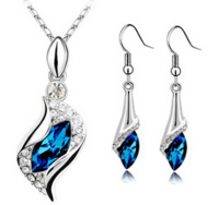 Ezüst színű, csepp alakú, kék köves nyaklánc és fülbevaló szett